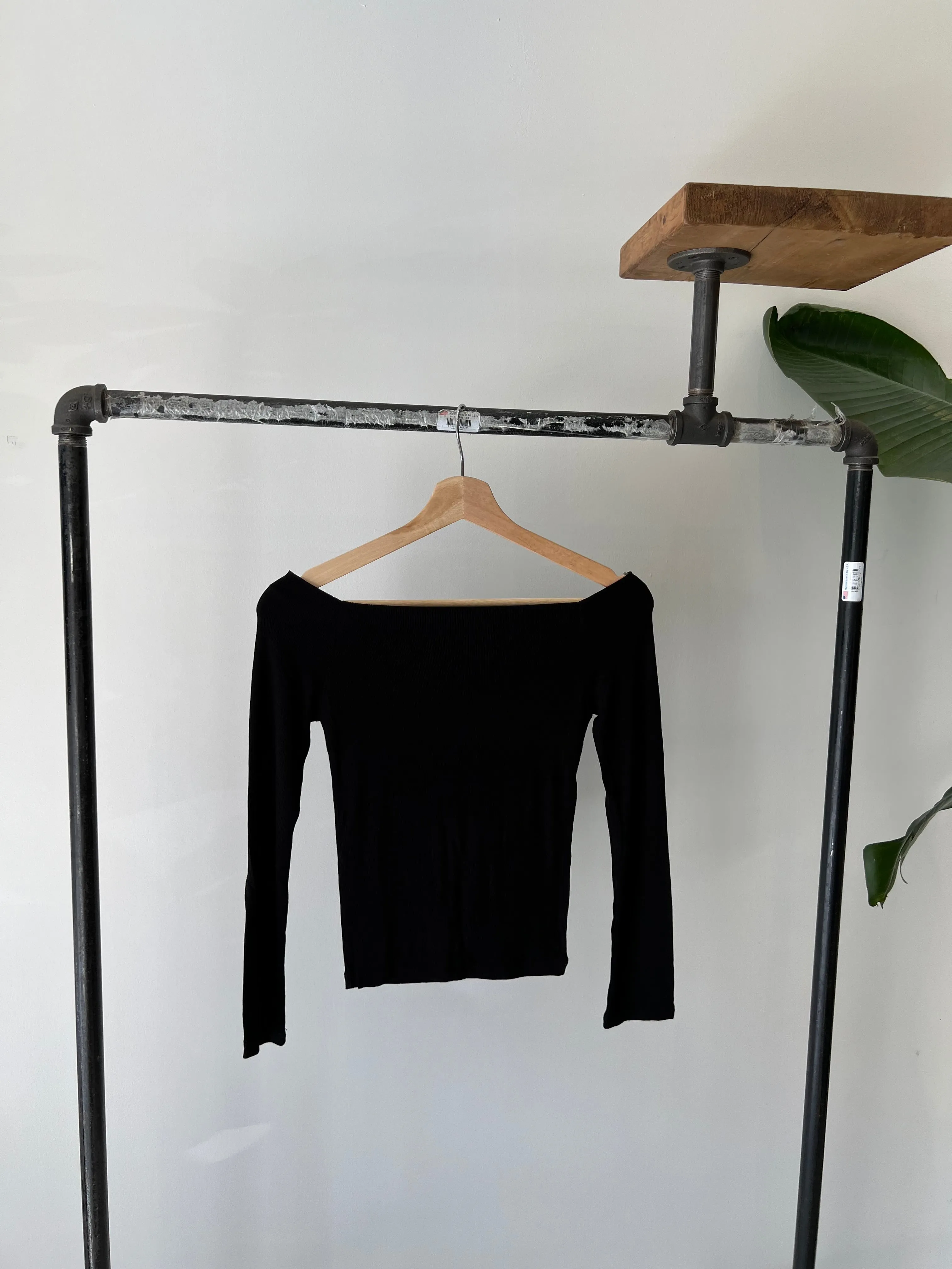 OMNI Off shoulder top