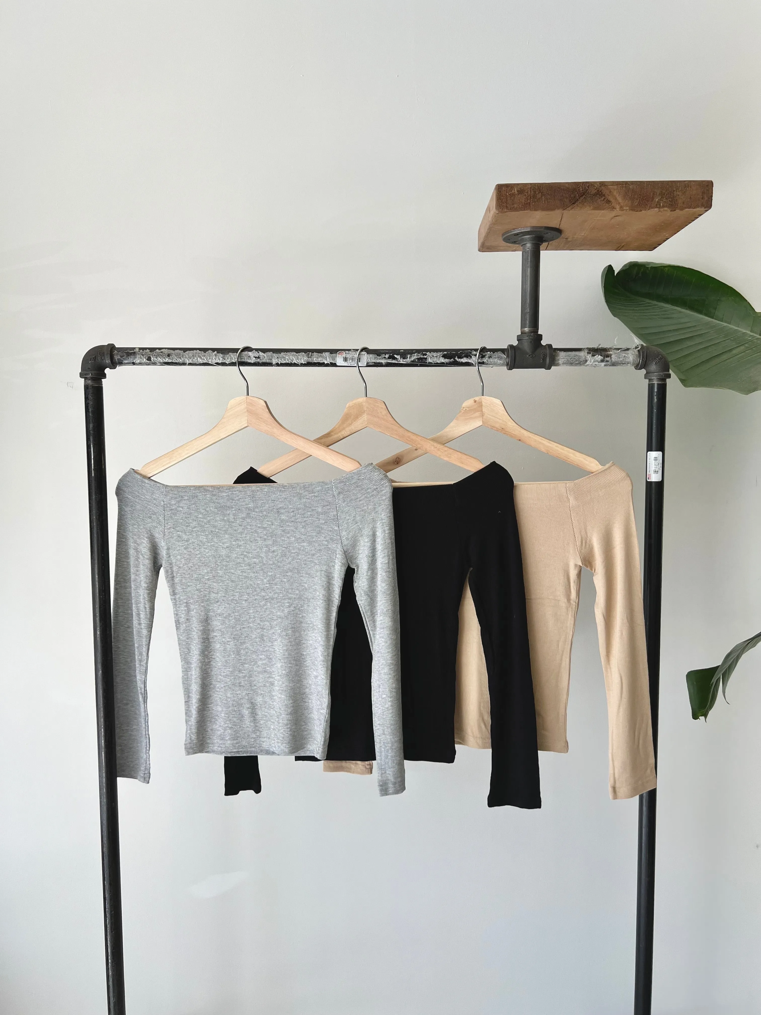 OMNI Off shoulder top