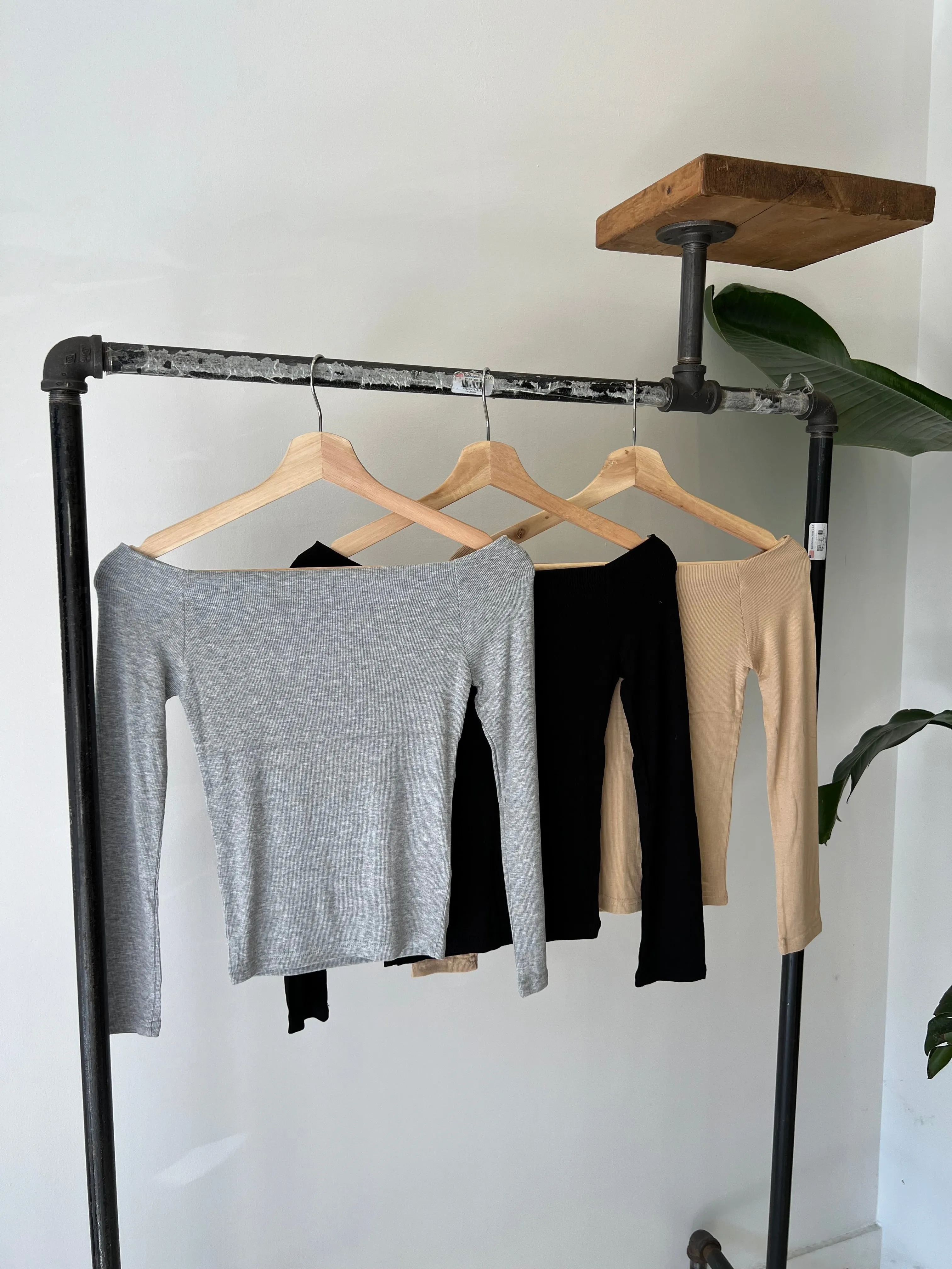 OMNI Off shoulder top
