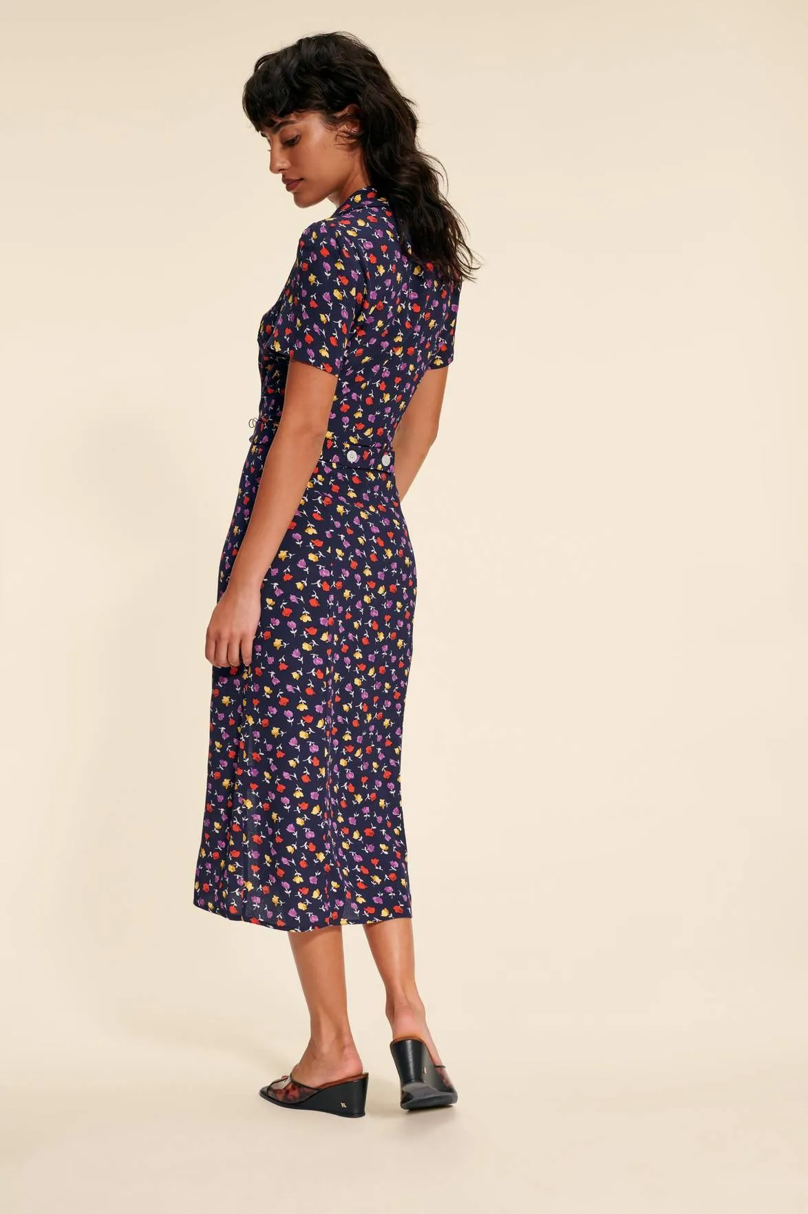 White Midi Shirt Dress with V-Neck and Elegant Buttons