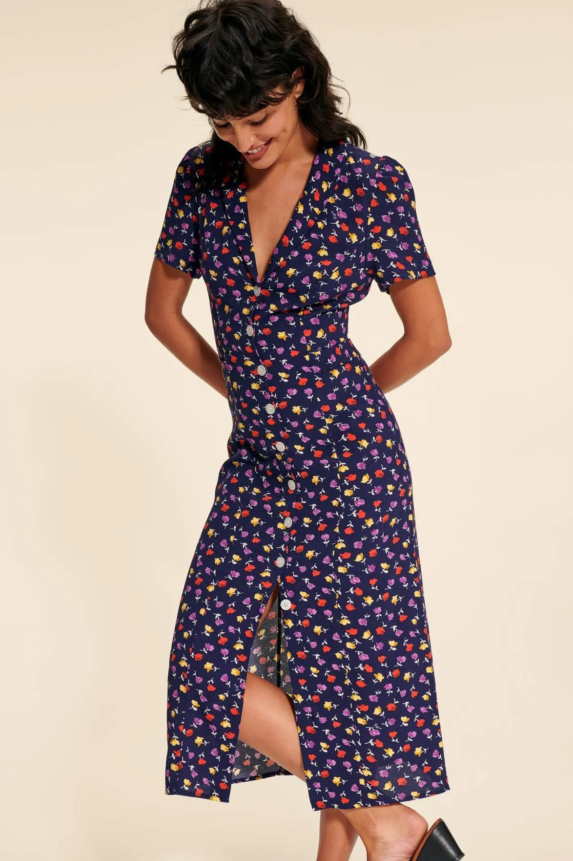 White Midi Shirt Dress with V-Neck and Elegant Buttons