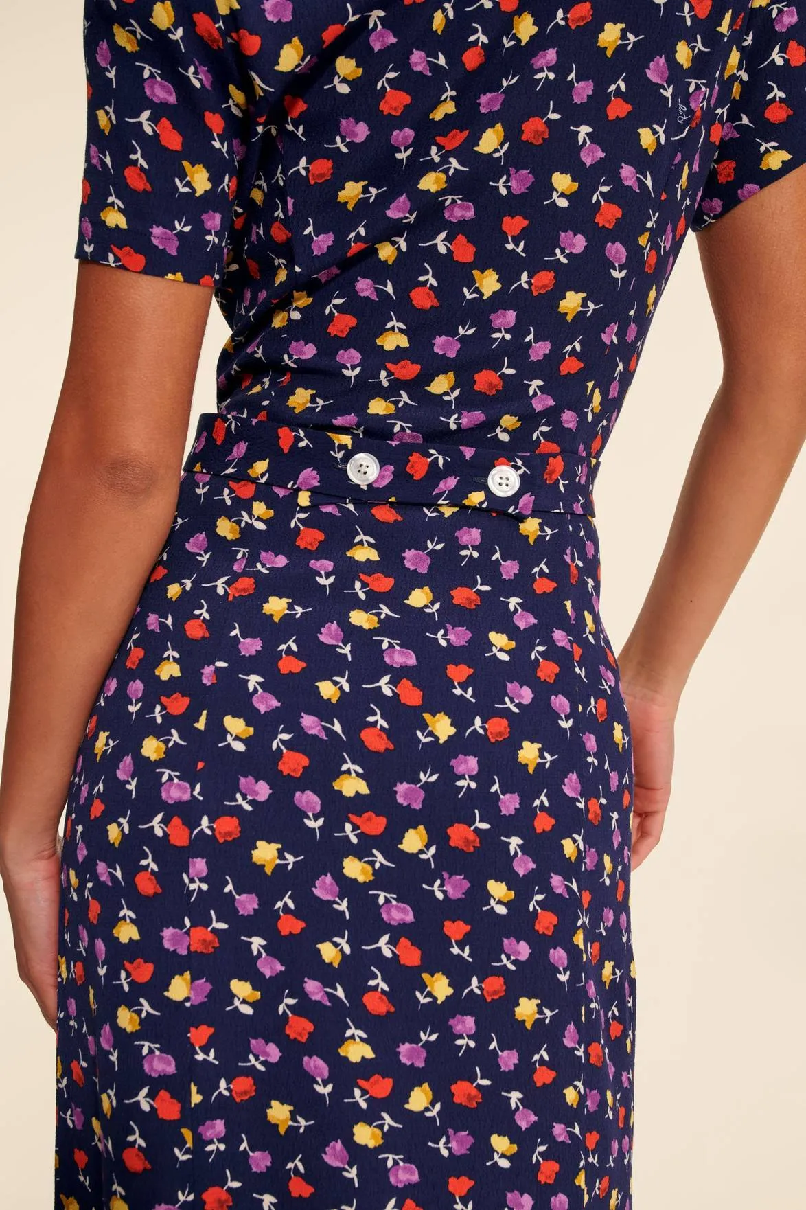 White Midi Shirt Dress with V-Neck and Elegant Buttons